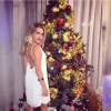 Monique Alfradique posou com look da grife Espaço Fashion à frente da árvore de Natal