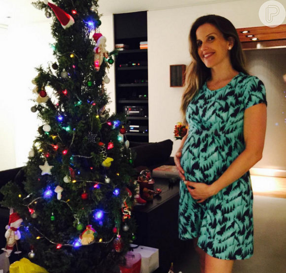 Mariana Ferrão, apresentadora do 'Bem Estar', posou com seu barrigão de 32 semanas de gravidez: 'Muita luz, muita paz, muita serenidade, muita saúde! Tudo isso cercado das pessoas que vc mais ama!!'