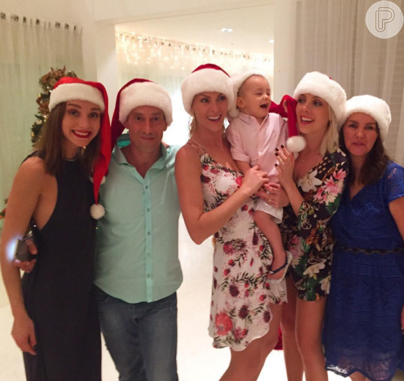 Ana Hickmann também postou fotos da noite de Natal em família