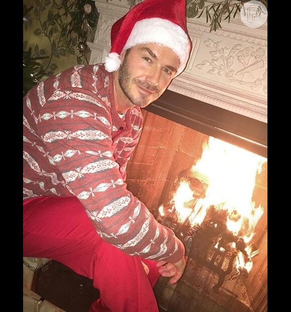 Victoria Beckham postou uma foto do marido, David Beckham, de gorro de Papai Noel e pijama. 'Melhor Papai Noel de todos', legendou a imagem
