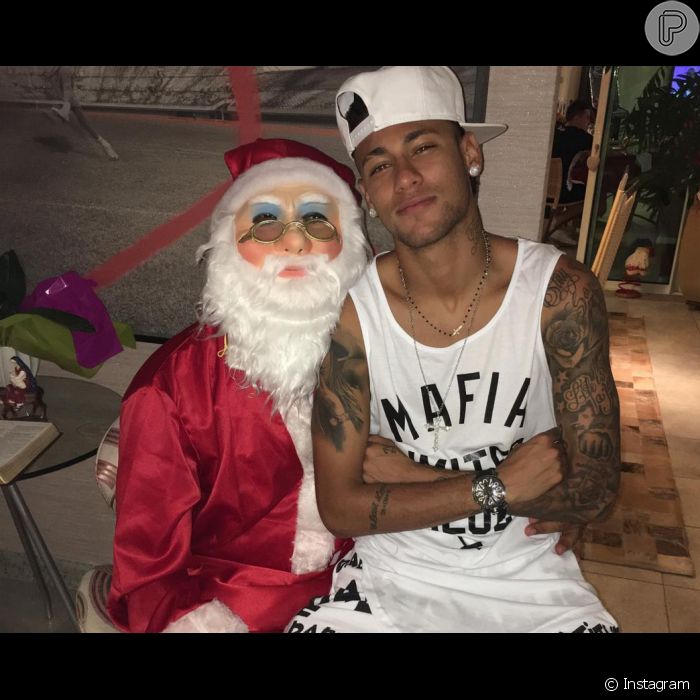 Neymar comemorou a noite de Natal de uma maneira divertida. O jogador  compartilhou uma foto sentado no colo do pai, seu Neymar, vestido de Papai  Noel - Purepeople
