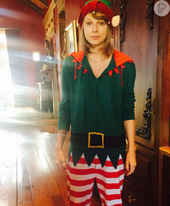 Taylor Swift se fantasiou de ajudante de Papai Noel neste Natal