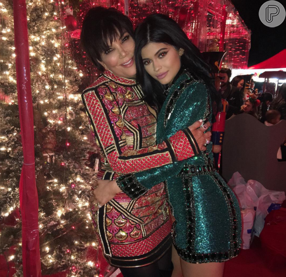 Muito brilho no Natal das Kardashians, como mostra Kylie Jenner na foto postada ao lado da mãe