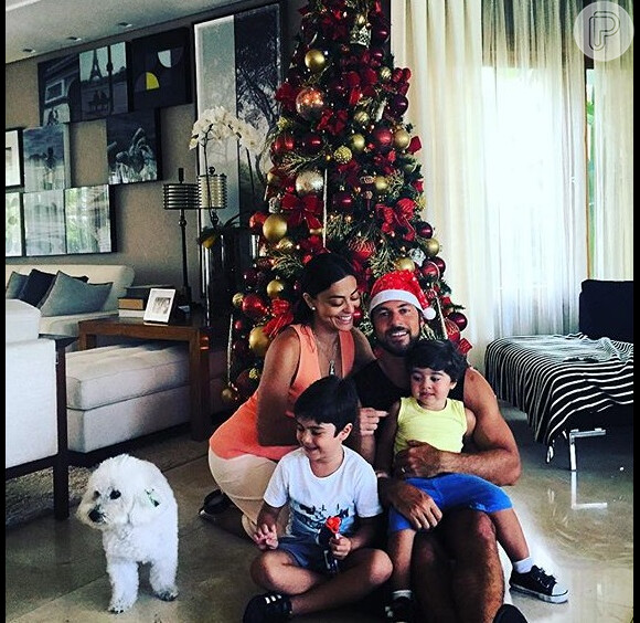 Juliana Paes posou ao lado da família, dos filhos Antônio e Pedro e do marido Carlos Eduardo, à frente da árvore de Natal