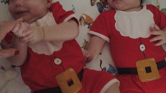 Gêmeos de Luana Piovani, Liz e Bem aparecem em foto com roupa de Papai Noel