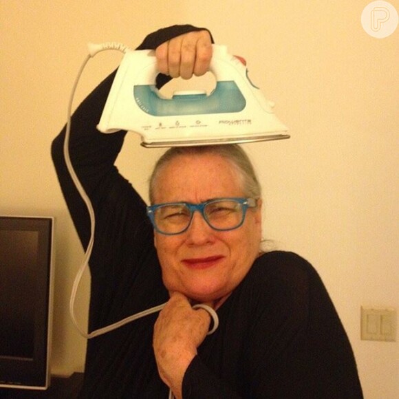 Em outras ocasiões, Vera postou uma foto em que estava com um ferro de passar roupa desligado na cabeça