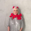 Vera Holtz voltou a fazer a alegria dos fãs nesta sexta-feira (25). A atriz compartilhou um vídeo no Instagram usando uma roupa prata com dois laços vermelhos pendurados. 'Que os nós virem laços', disse ela