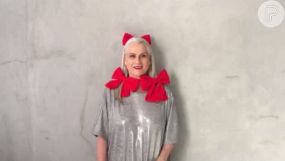 Vera Holtz voltou a fazer a alegria dos fãs nesta sexta-feira (25). A atriz compartilhou um vídeo no Instagram usando uma roupa prata com dois laços vermelhos pendurados. 'Que os nós virem laços', disse ela