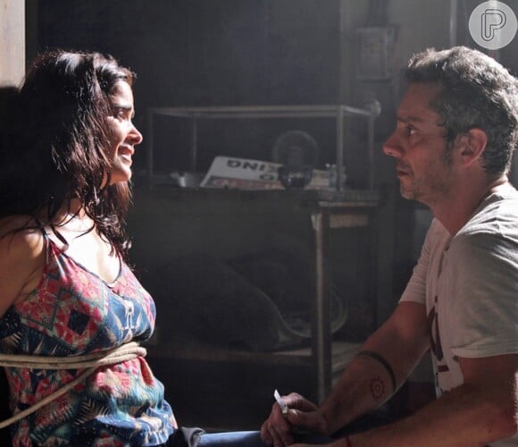 Tóia (Vanessa Giácomo) foi salva da morte por Juliano (Cauã Reymond) Romero (Alexandre Nero), na novela 'A Regra do Jogo'