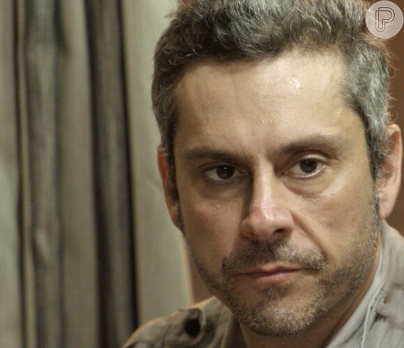 Romero (Alexandre Nero) fica irritado por Dante (Marco Pigossi) insistir para Tóia (Vanessa Giácomo) falar com Juliano (Cauã Reymond) , na novela 'A Regra do Jogo'