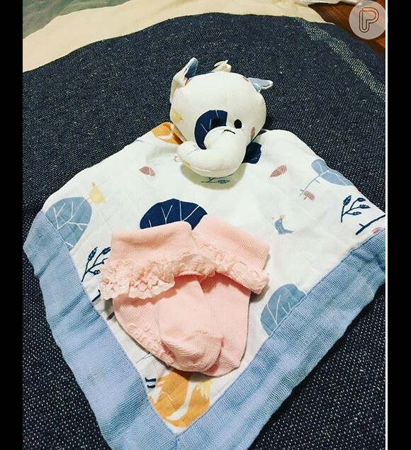 'Primeiro presente de Natal para nossa pequena melancia', escreveu ela na legenda da imagem ao postar a foto com mimos de bebê em seu Instagram nesta sexta-feira, 25 de dezembro
