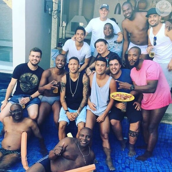 No Rio, Neymar curtiu o churrasco com direito a pagode na casa de Thiaguinho