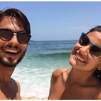Solteira, Giulia Costa curte dia de praia no Rio com Brenno Leone