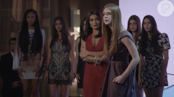 Eliza (Marina Ruy Barbosa) exige que Carolina (Juliana Paes) desclassifique Cassandra (Juliana Paiva) por causa da armação, na novela 'Totalmente Demais'