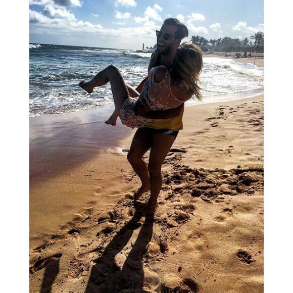 Henri Castelli se diverte com a namorada, Maria Fernanda Saad, durante viagem à Bahia, em 26 de dezembro de 2015