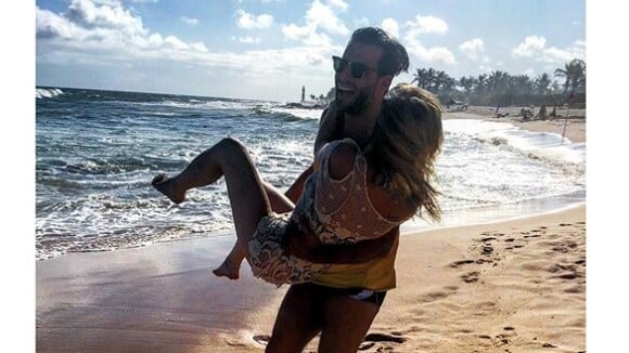 Henri Castelli curte férias na Bahia com a namorada: 'Felicidade com nome'