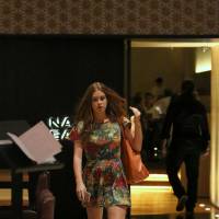 Marina Ruy Barbosa passeia de chinelo e vestido curto em shopping do Rio