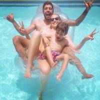 Luana Piovani toma banho de piscina com marido e o filho mais velho: 'Gratidão'