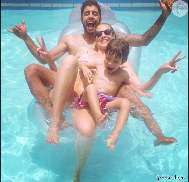 Brincar De A Palavra Na Piscina E Estimular O Cerebro Tempojunto Aproveitando Cada Minuto Com Seus Filhos