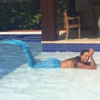 Ivete Sangalo posa com cauda de sereia na piscina: 'Peixão que papai pescou'