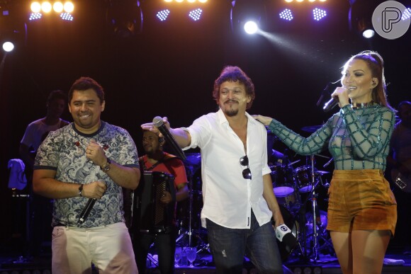 Fábio Lago, o Oziel de 'A Regra do Jogo', subiu ao palco com o grupo Aviões do Forró, neste domingo, 27 de dezembro de 2015