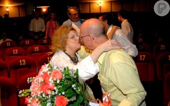 Tônia Carrero beija o filho Cecil em sala de teatro no passado