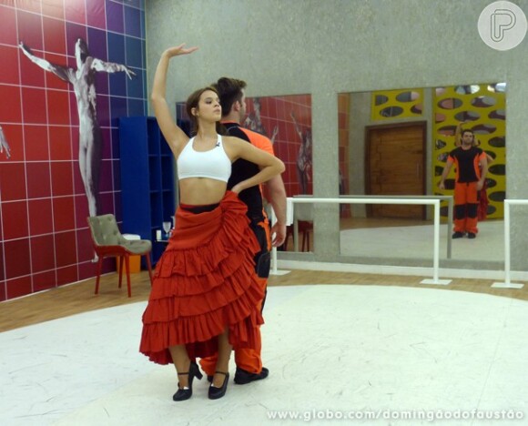 Bruna Marquezine ensaiou de saia com babados o ritmo espanhol e brincou com seu coreógrafo: 'Ai, meu Deus, me tira daqui!'