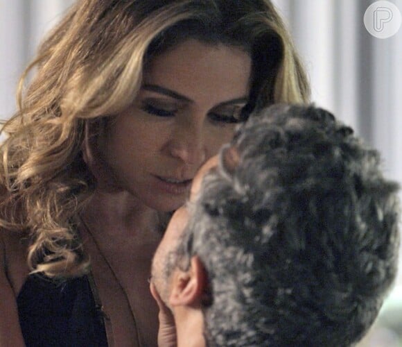 Atena (Giovanna Antonelli) tenta seduzir Romero (Alexandre Nero), mas os dois brigam no último dia do ano