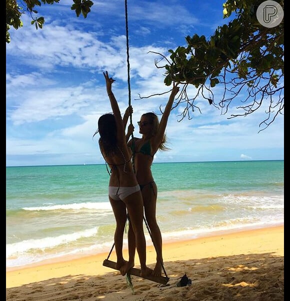 Fiorella Mattheis se divertiu com a amiga Thaila Ayala na praia de Trancoso na Bahia