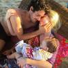 Fiorella Mattheis também postou uma foto ao lado do namorado, Alexandre Pato, e com a sobrinha no colo