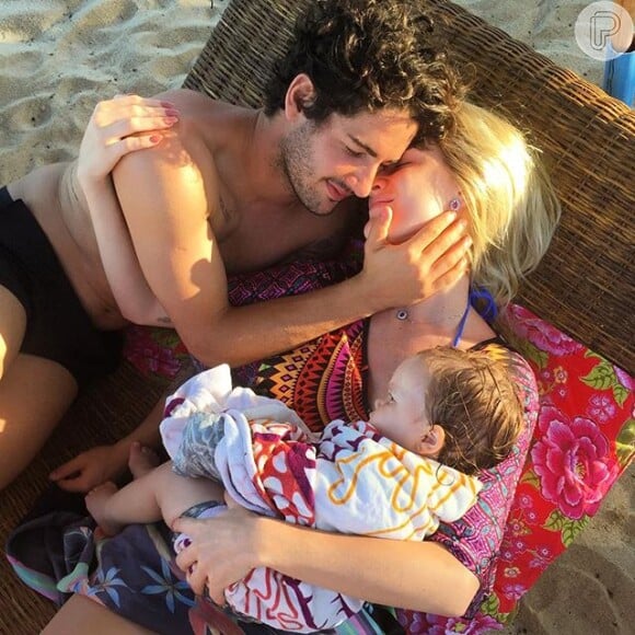 Fiorella Mattheis também postou uma foto ao lado do namorado, Alexandre Pato, e com a sobrinha no colo