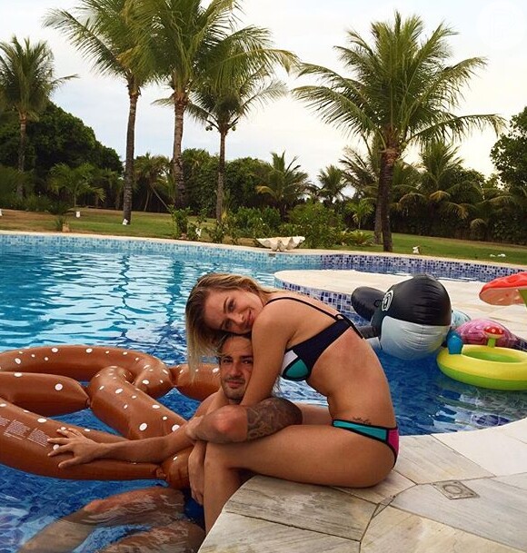 Fiorella Mattheis abraça o namorado Alexandre Pato em hotel em Trancoso