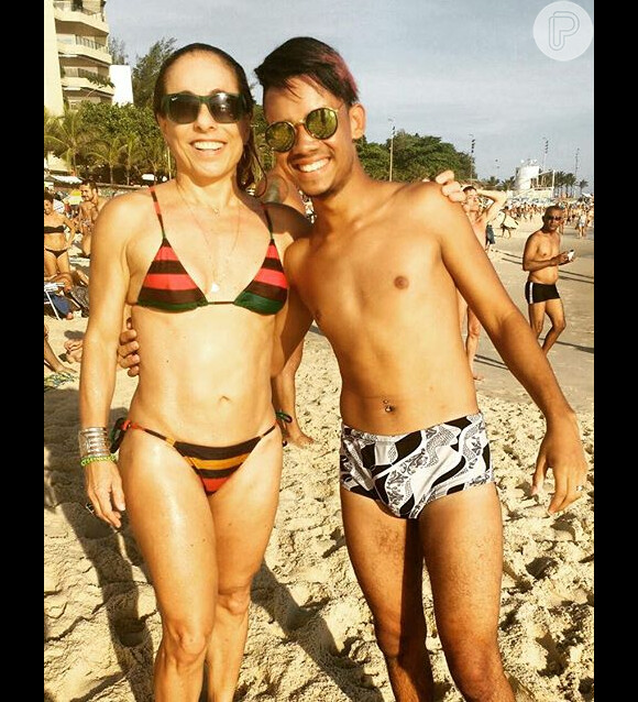 Dias atrás, a atriz e apresentadora foi tietada por fãs em uma praia do Rio de Janeiro e posou de biquíni exibindo o corpão