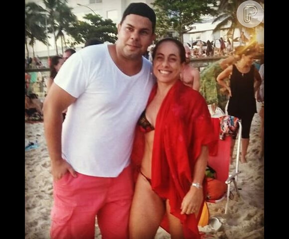 Cissa faz a festa dos banhistas nas praias cariocas e atende os pedidos de fotos com carinho
