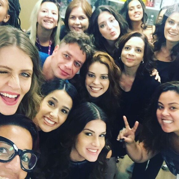 Fábio Assunção posa com atrizes de "Totalmente Demais" no último dia de gravação de 2015