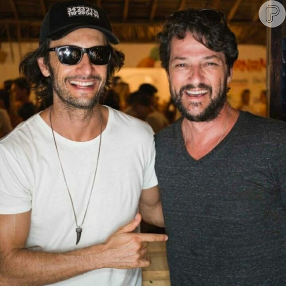 O ator Marcelo Serrado também esteve no local e posou ao lado de Rodrigo Santoro, em Alagoas