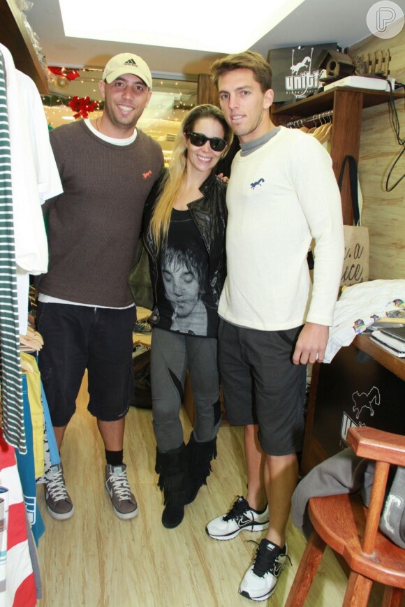 Rodrigo Oliveira, dono da loja, Danielle Winits e Amaury Nunes (Foto Dilson Silva)
