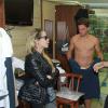 Amaury Nunes, namorado de Danielle Winits, troca de roupa na frente do paparazzo mesmo (Foto: Dilson Silva)