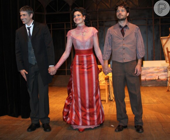 Reynaldo Gianecchini, Maria Manoela e Erik Marmo agradecem ao público após apresentarem a peça 'Cruel'
