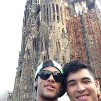 Neymar visita a Sagrada Família, ponto turístico de Barcelona, com amigo