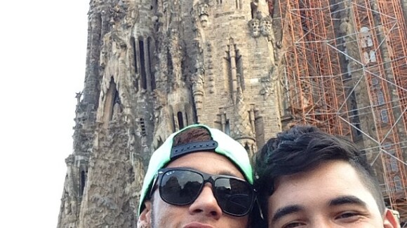 Neymar visita a Sagrada Família, ponto turístico de Barcelona, com amigo