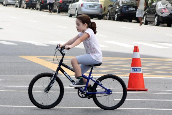 Ao contrário da mãe, a pequena Cora optou por uma bicicleta comum, com apenas duas rodas