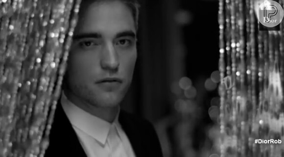 Robert Pattinson é o novo rosto da Dior e estrela a campanha do perfume Dior Homme ao lado da modelo francesa Camille Rowe