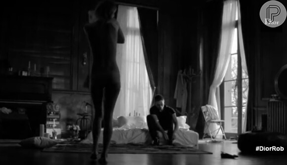 Robert Pattinson e Camille Rowe em cena de vídeo da campanha do perfume Dior Homme