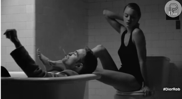 Robert Pattinson e modelo Camille Rowe na campanha do perfume Dior Homme