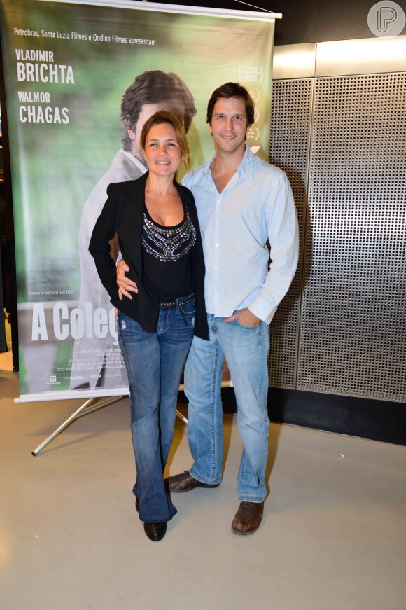 Adriana Esteves e Vladimir Brichta posam para foto em pré-estreia do filme 'A Coleção Invisível'