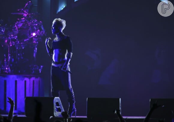 Pink mostra o abdômen sarado na turnê 'The Truth About Love'