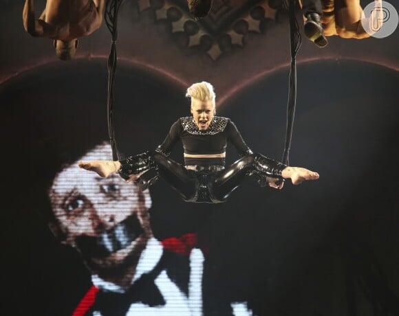 A cantora Pink demonstrou ter elasticidade em performance da nova turnê