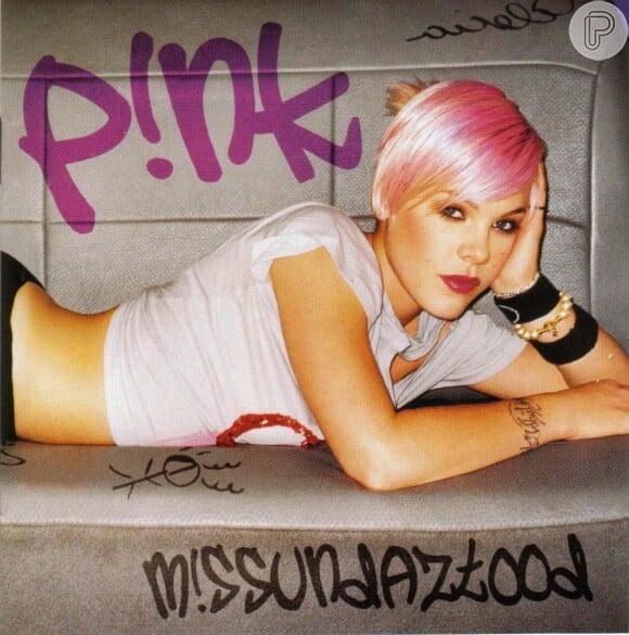 'M!ssundaztood' foi lançado em 2001. Foi o segundo CD da cantora e diversas músicas dele viraram hits, como 'Don't Let Me Get Me' e 'Just Like a Pill'