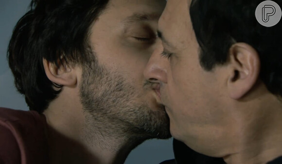 Guillermo (Julio Chávez) e Pedro (Benjamín Vicuña) causaram um alvoroço na imprensa Argentina. O beijo deles na novela 'Farsantes' foi repercutido por todos os jornais do país